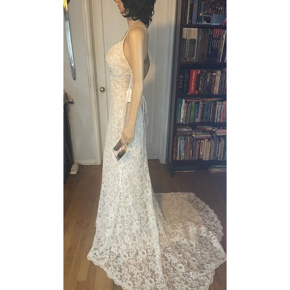 Ethereal Elegance: Exquisite Essense of Australia D2467 Wedding Dress - Picture 13 of 17